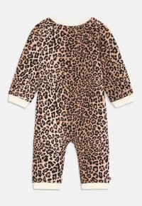 Rompers imprimé léopard à manches longues, avec des taches noires sur un fond beige clair. Poignets et encolure crème, tissu texturé doux.