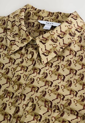 Beige košile s vzorem koní v zelené a vínové barvě. Obsahuje límeček, knoflíky a strukturovanou tkaninu. Viditelná logo značky.