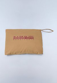 Beige polstret taske med et løkkehåndtag, der har et stort burgunder "NAPAPIJRI" logo og en lille "geographic" tekst nedenfor. Glat tekstur.