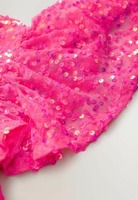 Rózsaszín flitteres anyag finom hálós szerkezettel, amelyet számos fényes, kör alakú flitter díszít, visszaverve a fényt, élénk, texturált megjelenést kölcsönözve.