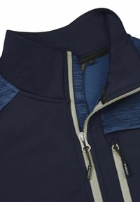 Giacca in pile blu navy con colletto alto, dotata di zip intera, pannelli spalla texture blu e zip grigio chiaro a contrasto.
