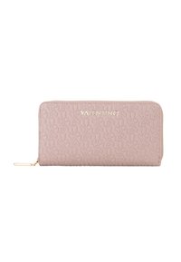 Cartera de cuero rosa con logotipo "Valentino" en relieve, cierre de cremallera y herrajes en tono dorado, con superficie texturizada y diseño delgado.