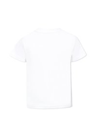 Camiseta de algodón blanca con mangas cortas, cuello redondo y la parte de atrás lisa. Textura suave, sin patrones ni logotipos visibles.