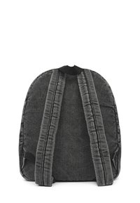 Zaino in tessuto grigio con spallacci neri imbottiti e forma arrotondata. Presenta dettagli di cucitura e una superficie texturizzata.