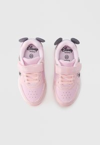 Baskets pour enfants roses en matériau synthétique lisse, avec une fermeture à scratch, un design à lacets et des accents gris en forme d'oreilles. Marque Disney visible.