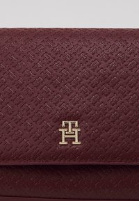 Tommy Hilfiger ETERNITY SHOULDER BAG MONO - Borsa a mano - raspberry truffle