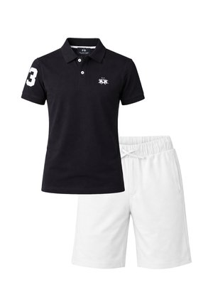 Polo nera a maniche corte con numero bianco e logo abbinata a pantaloncini bianchi con vita elastica.