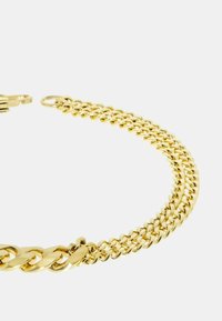 Bracciale a catena placcato oro con anelli piatti e rotondi interconnessi, texture liscia e chiusura sicura a molla.