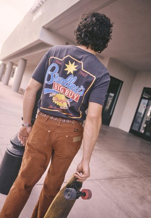 Wrangler WRANGLER X STRANGER THINGS BRADLEYS BIG BUY TEE - T-shirt estampada - washed black