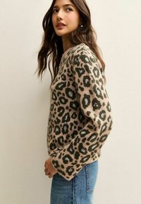 Panterprint trui van zachte breiwerk, met aardetinten van beige en donkergroen. Klassieke ronde hals, relaxte pasvorm en lange mouwen.