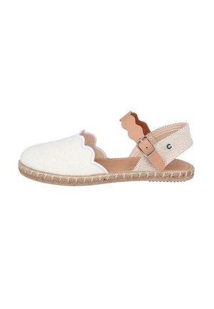 Zapato de espadrille blanco con bordes ondulados, acentos de cuero marrón y una correa de yute trenzado. La suela de yute natural proporciona textura y estabilidad.
