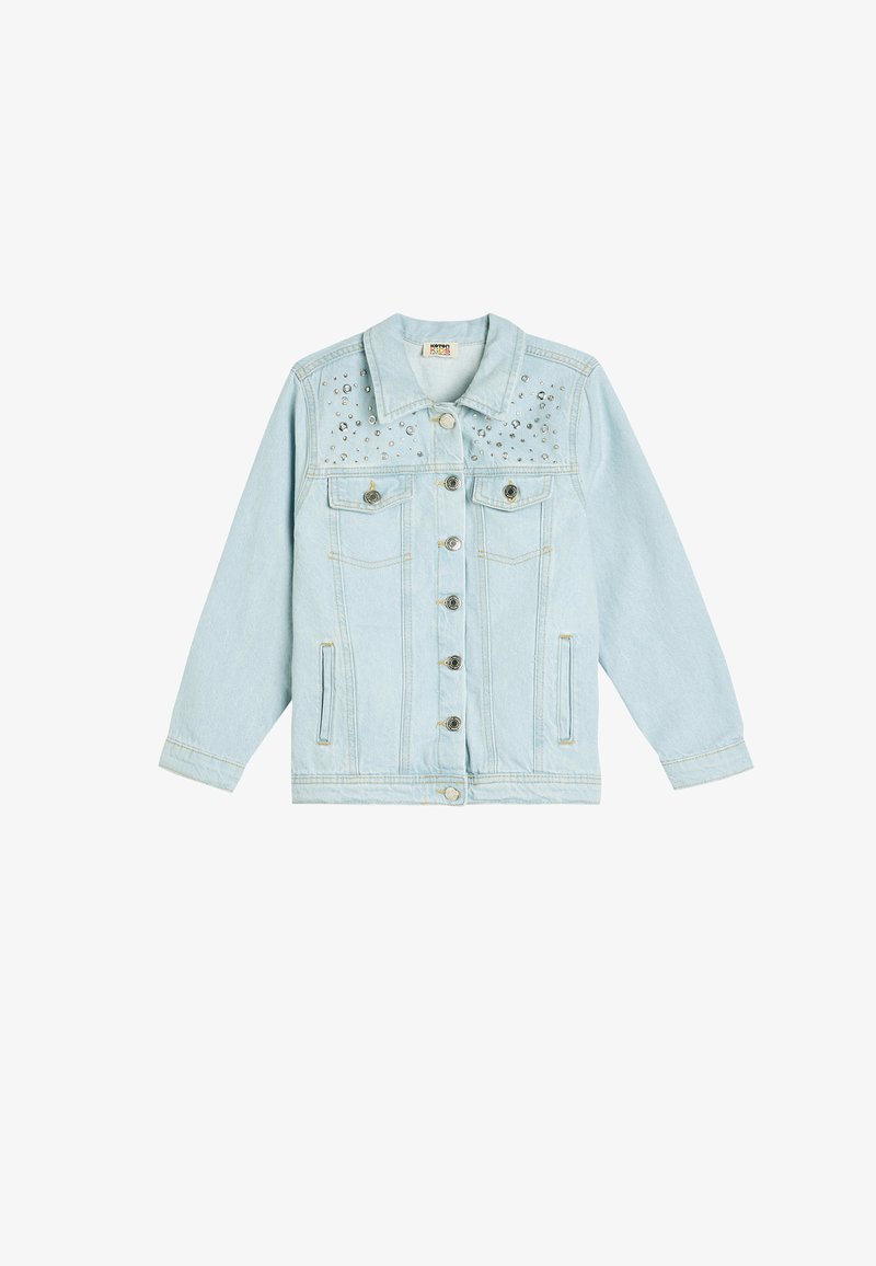 Lichtblauwe denimjacket met studs op de schouders, knoopsluiting aan de voorkant en twee borstzakken. Lange mouwen.