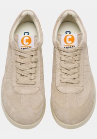 Adidași din suede bej, cu vârf rotund, șireturi plate și detaliu de cusătură orizontală. Au o talpă de cauciuc crem și un eticheta cu logo pe limbă.