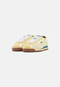 Lacoste CLUB-LOW - Sportcipő - light yellow/blue