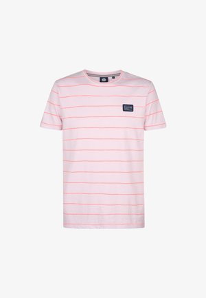 Lichtroze t-shirt met horizontale rode strepen, ronde hals, korte mouwen en een klein donkerblauw rechthoekig logo op de borst.