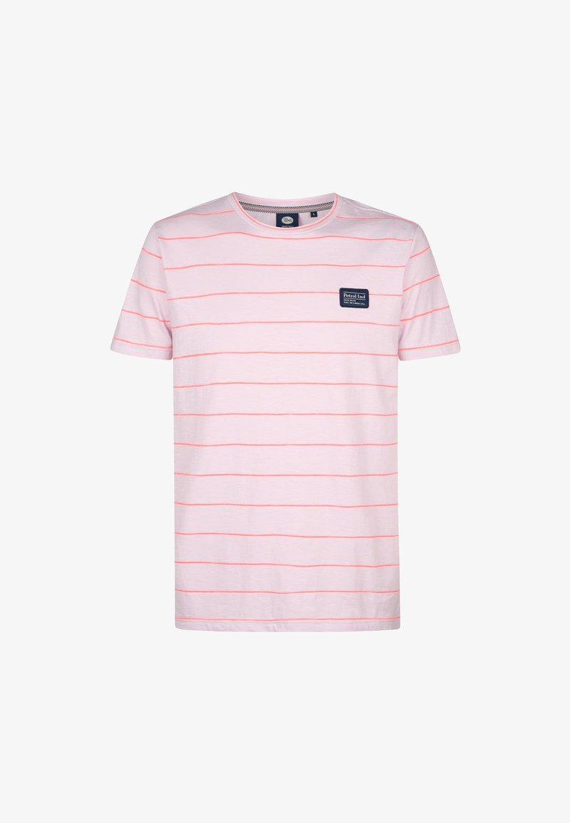 Lichtroze t-shirt met horizontale rode strepen, ronde hals, korte mouwen en een klein donkerblauw rechthoekig logo op de borst.