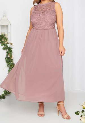 Maxi šaty v tlumené mušli s krajkovým př overlay, bez rukávů, s plisovanou sukní a jemnými detaily. V kombinaci s nahými páskovými podpatky.