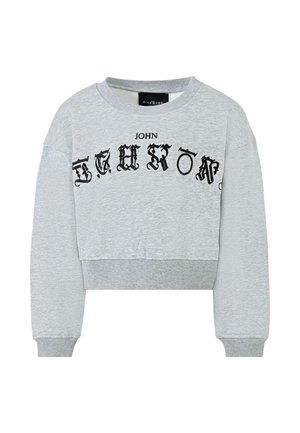 Szary, skrócony sweatshirt z długimi rękawami, z czarnym, gotyckim tekstem na przodzie. Tekst zawiera "JOHN" i "DELUZION".