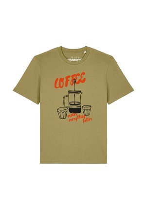 Hellbraunes T-Shirt mit kurzen Ärmeln mit einer Illustration einer French Press und zwei Tassen sowie rotem Text mit der Aufschrift "COFFEE makes everything better."
