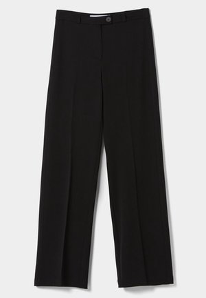 Pantalones negros de corte recto a medida con pliegue frontal, trabillas para cinturón, cremallera y cierre de un solo botón.