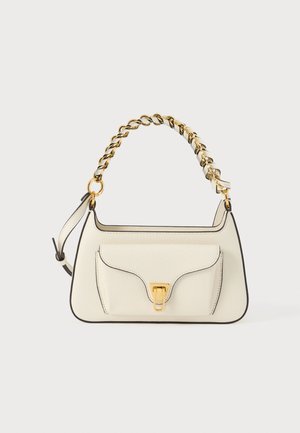 Bolso de mano de cuero blanco con acabado texturizado, asa de cadena dorada, cierre magnético y bolsillo delantero con solapa curva. Detalles en borde negro.