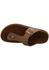 Brązowe skórzane sandały z szerokimi paskami, teksturowanym zamszowym wkładem na stopę i złotą klamrą. Posiadają konturowany kształt i minimalistyczny design.