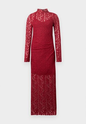 Rød blondekjole med lange ermer og høy hals, tettsittende overdel og gjennomsiktig blomstermønster nederdel som rekker ned til ankellengde.