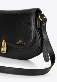 Sac bandoulière en cuir noir avec texture grainée, quincaillerie dorée et fermeture rabat structurée. Doté d'une sangle ajustable et d'un détail de logo.