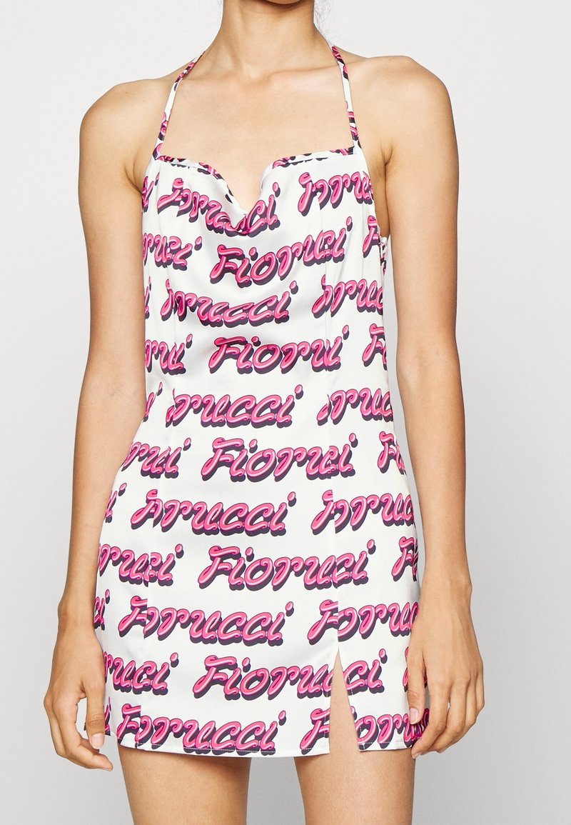 Robe blanche avec motif textuel "Fiorucci" rose, à col halter, forme ajustée et fente latérale haute jusqu'à la cuisse. Tissu lisse, design léger.