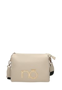 Borsa a tracolla in pelle sintetica beige con logo dorato, chiusura a zip, tracolla regolabile e texture liscia. Presenta un design minimalista.