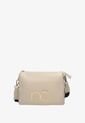 Borsa a tracolla in pelle sintetica beige con logo dorato, chiusura a zip, tracolla regolabile e texture liscia. Presenta un design minimalista.