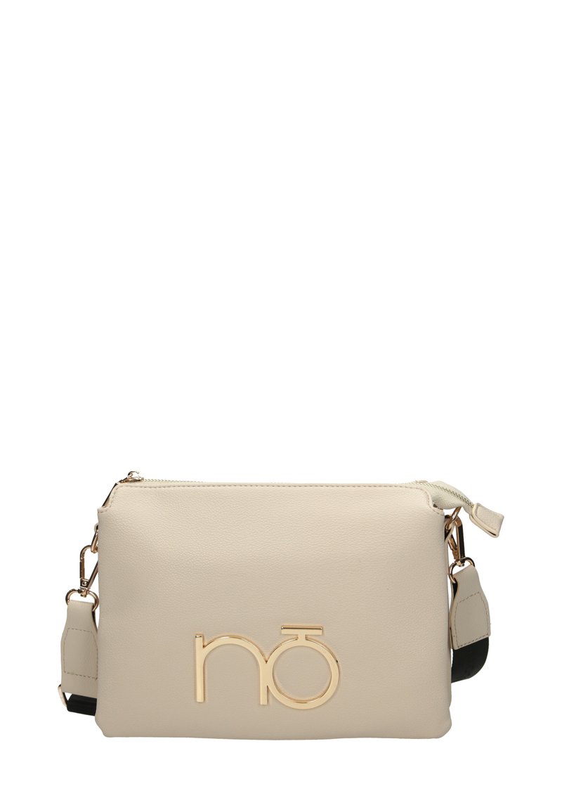 Borsa a tracolla in pelle sintetica beige con logo dorato, chiusura a zip, tracolla regolabile e texture liscia. Presenta un design minimalista.