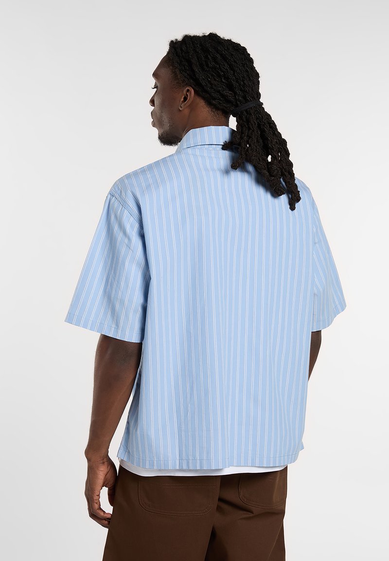 Lyseblå kortærmet skjorte med lodrette hvide striber, en lille krave og en løs pasform, lavet af blødt stof. Ingen synlige lukninger.