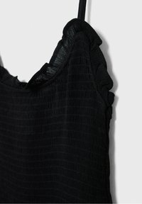 Czarny top o fakturze z marszczonym dekoltem i cienkimi ramiączkami, z delikatnym prążkowanym wzorem. Wykonany z lekkiego, miękkiego materiału.