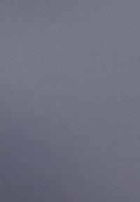 Tissu violet clair avec une texture lisse et uniforme et un éclat subtil, présentant une couleur unie sans aucun motif ni dessin.