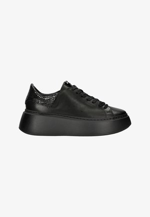 Czarne sneakersy z gładką skórzaną cholewką, teksturowanymi akcentami z siatki na pięcie, okrągłym noskiem i grubą platformą. Zawiązywane.