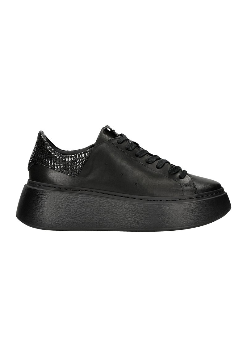 Baskets noires avec une tige en cuir lisse, accents en mesh texturé au talon, bout rond et semelle épaisse. Design à lacets.