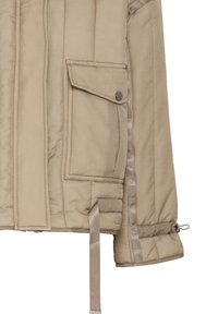 Beige polstret jakke med en lomme på brystet, sidelukning og justerbar kant. Har en glat overflade og diskret syninger.