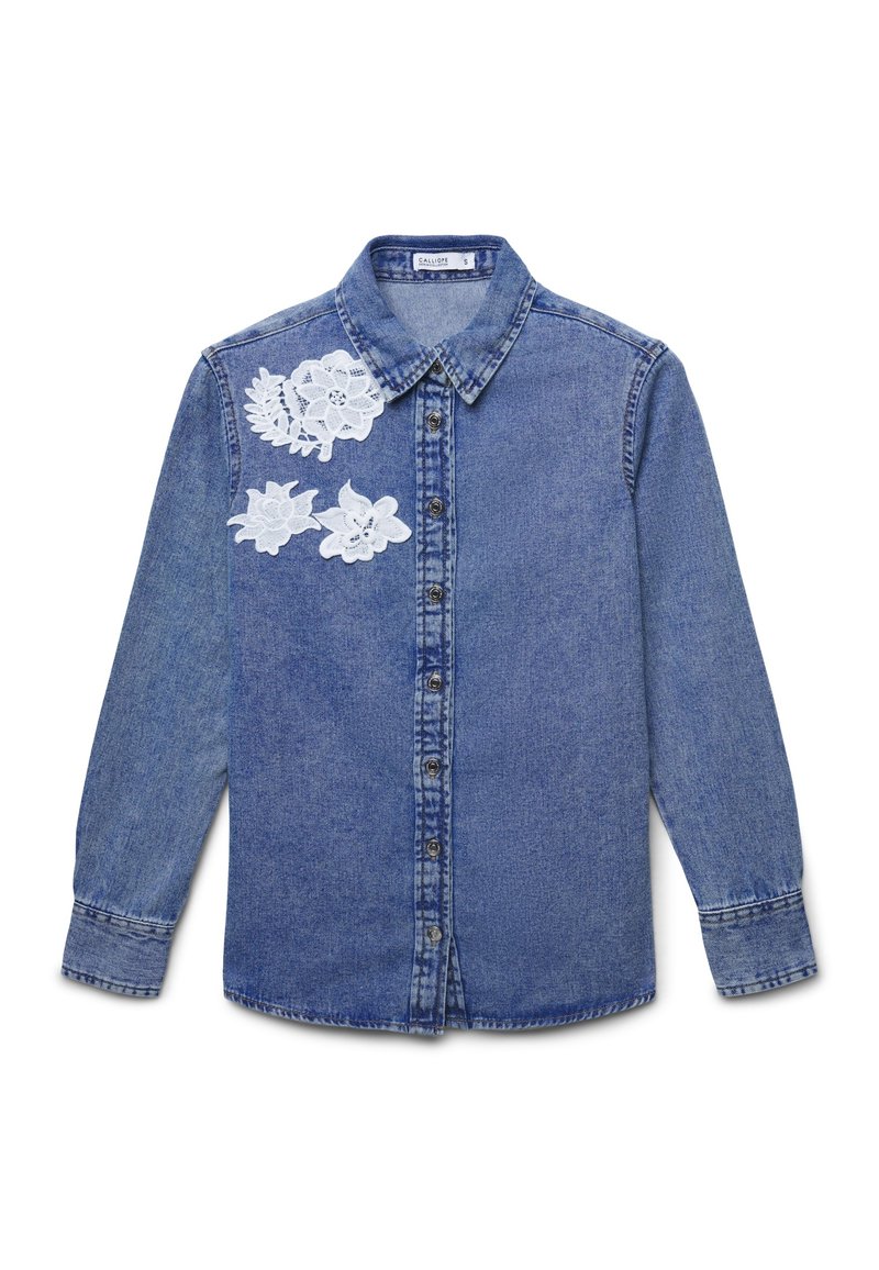 Camicia in denim con maniche lunghe e bottoni, con colletto, decorata con applicazioni di pizzo floreale bianco nella parte superiore sinistra del davanti.