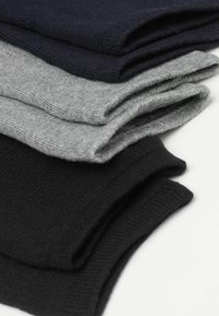 Trzy pary zwiniętych skarpetek w kolorach czarnym, szarym i granatowym, z prążkowanym wzorem i miękkim wykończeniem.