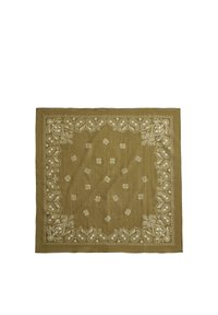 Bandana carré vert olive avec des motifs cachemire et floraux blancs le long de la bordure et de petits motifs dispersés au centre.