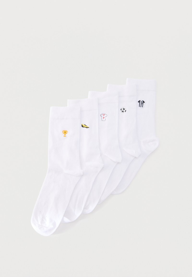 Cinq chaussettes blanches disposées en rangée, chacune avec une petite icône brodée sur le thème du football : trophée, chaussure, maillot, ballon et chemise rayée.