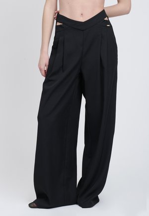 Schwarze Hosen mit weitem Bein und einem hohen, V-förmigen Bund, ausgestattet mit seitlichen Ausschnitten und Falten. Hergestellt aus glattem Stoff, mit minimalen Hardware-Akzenten.