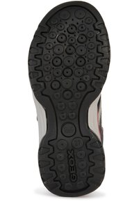 Suola di scarpa in gomma nera con motivi di battistrada circolari e esagonali, con il marchio "GEOX" in rilievo e marcatura di brevetto italiano.