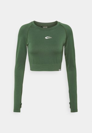 Długo rękaw, oliwkowo-zielony krótki sportowy top z okrągłym dekoltem i białym logo na piersi, z otworami na kciuki na mankietach.