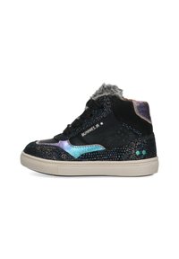 Sneaker alte realizzate in materiale nero e iridescente, con colletto in pelliccia sintetica grigia, lacci neri e suola testurizzata. Accentuate da dettagli blu.
