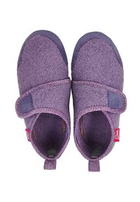 Paarse kinderslippers gemaakt van zachte vilt, met een klittenbandsluiting, een ronde neus en contrasterende donkerdere paarse accenten op de hak.