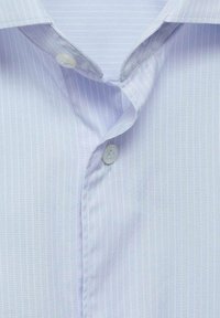 Camicia azzurra chiara, con bottoni, realizzata in un tessuto morbido, caratterizzata da sottili righe verticali, colletto a punta e chiusura con bottoni standard.