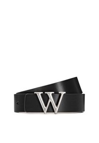 Zwarte leren riem met een gladde textuur, voorzien van een grote zilveren gesp in de vorm van de letter "W" en gaten voor aanpassing.