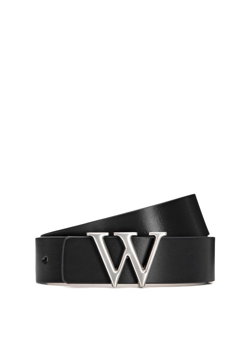 Zwarte leren riem met een gladde textuur, voorzien van een grote zilveren gesp in de vorm van de letter "W" en gaten voor aanpassing.